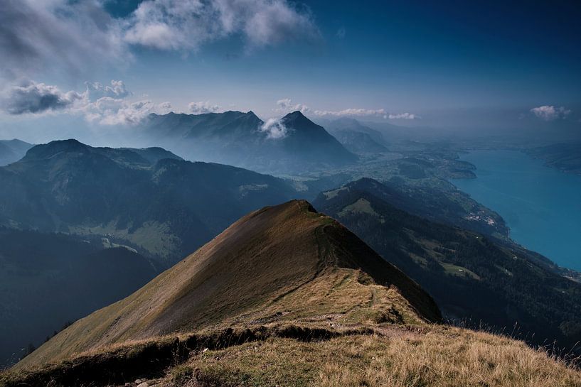 Blick auf Berge und See in der Schweiz von FRNS