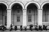 Scooters voor monument in Italië zwart wit fotoprint