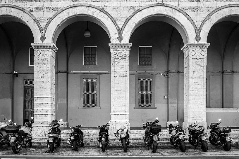 Scooters voor monument in Italië zwart wit fotoprint van Manja Herrebrugh - Outdoor by Manja