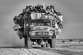 Niger. Désert du Sahara. Des gens dans un camion. sur Frans Lemmens