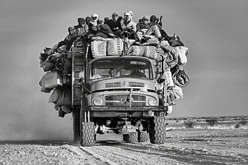 Niger. Sahara-Wüste. Menschen in einem Lastwagen.