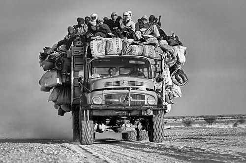 Niger. Sahara woestijn. Mensen in een vrachtwagen.