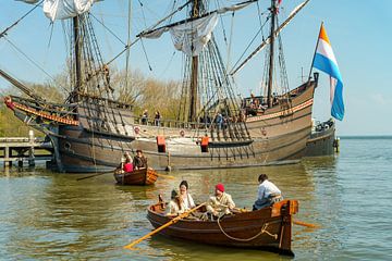 VOC Haven Hoorn met VOC schip De Halve Maen van Eric de Kuijper