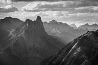Castle Mountain (NP Banff) bei bewölktem Himmel (B&W)