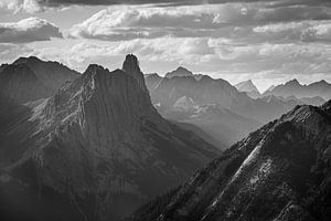 Castle Mountain (NP Banff) tijdens een bewolkte dag (B&W) van Gilbert Schroevers