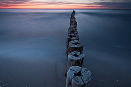 Kribben in de Baltische Zee op het blauwe uur van Jiri Viehmann