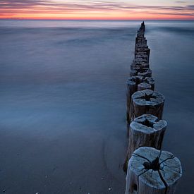 Kribben in de Baltische Zee op het blauwe uur van Jiri Viehmann