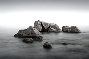 Felsen in einem ruhigen Meer
