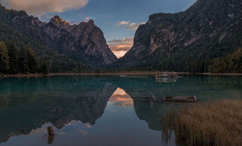 Italië - Dolomieten - Lago di Dobbiaco van Toon van den Einde