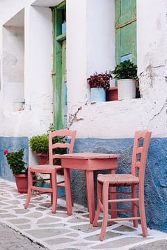 Griekse stoeltjes in pastelkleurig straatje op Samos van Angelique van Esch