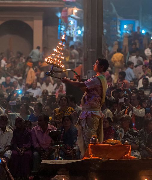 India: Aarti ceremonie (Varanasi) by Maarten Verhees