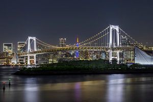 Markante Rainbow Bridge und Tokio Skyline bei Nacht