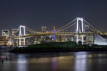 Opvallende Rainbow Bridge en skyline van Tokio bij nacht van Melanie Viola