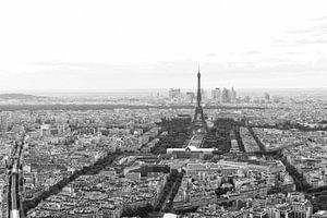 Tour Eiffel en noir et blanc, Paris - Photographie de voyage sur Dana Schoenmaker