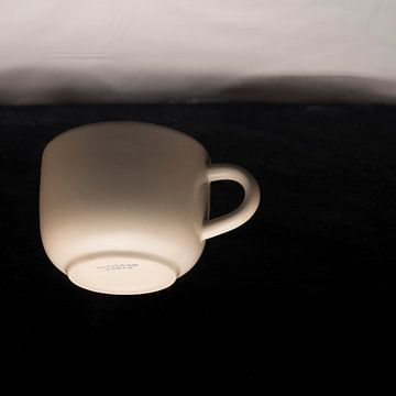 Floating cup van Marian Waanders