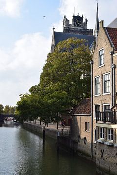 Stadsgezicht bij de Grote Kerk in Dordrecht van Nicolette Vermeulen