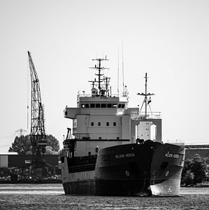 Küstenmotorschiff Heron unterwegs im Hafen von Amsterdam.