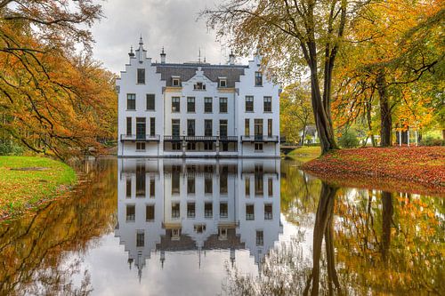 Le château de Staverden se reflète dans un étang en automne