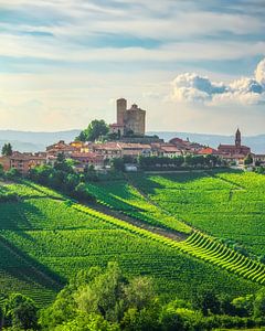 Weinberge der Langhe und das Dorf Serralunga d'Alba, Italien