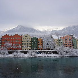 Bunt verschneite Häuser in Innsbruck am Inn (Tirol, Österreich) von Kelly Alblas