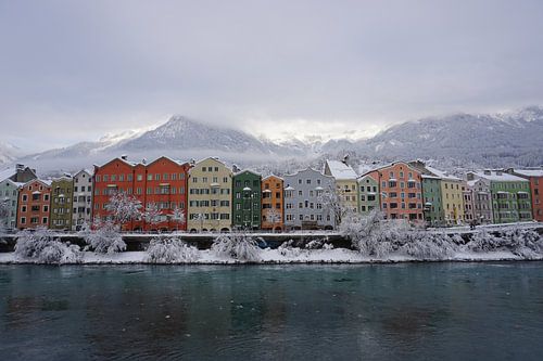 Bunt verschneite Häuser in Innsbruck am Inn (Tirol, Österreich) von Kelly Alblas