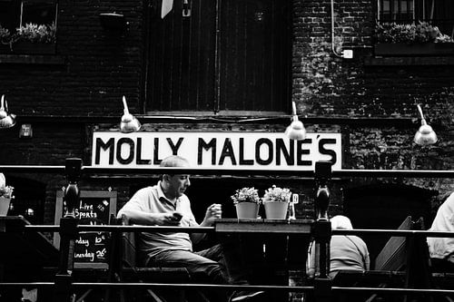 Homme sur une terrasse à Amsterdam. Molly Malones