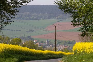 Typisch Frans plattelandsdorp gezien vanuit de koolzaadvelden