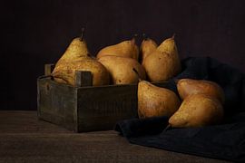 Nature morte brun foncé avec des poires mûres sur FotoBob