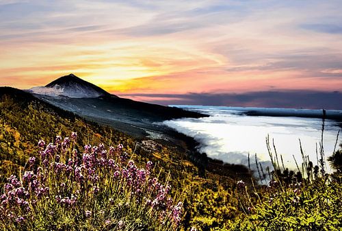 EL TEIDE met op staande zon en bewolking aan de horizon