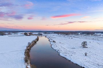 Der Fluss Vecht fließt bei Sonnenuntergang durch eine verschneite Winterlandschaft. von Sjoerd van der Wal Fotografie