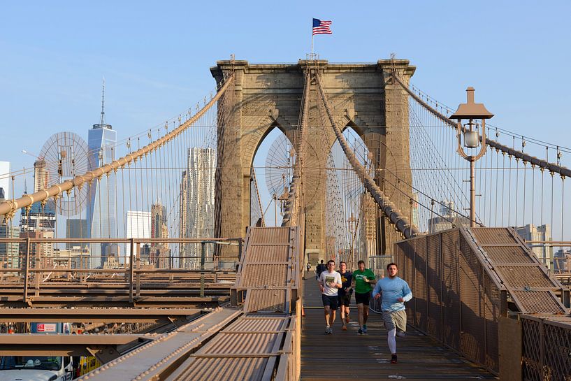 Brooklyn Bridge in New York am Morgen mit Läufern von Merijn van der Vliet