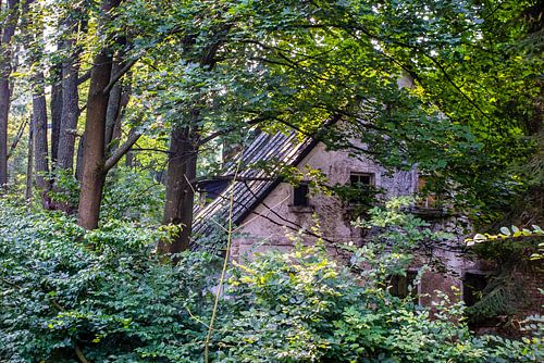 oude verlaten boederij in Sokołowsko