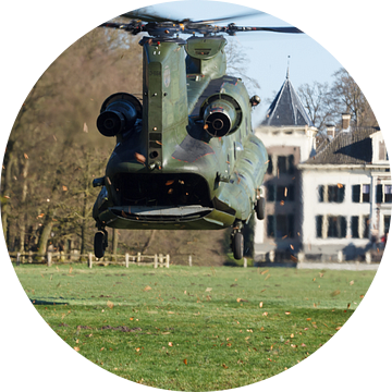 Chinook helikopter landt bij een kasteel van Arjan van de Logt