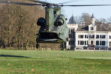 Chinook Hubschrauber landet bei einer Burg von Arjan van de Logt