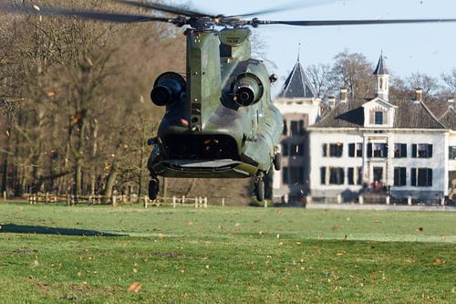 Chinook helikopter landt bij een kasteel