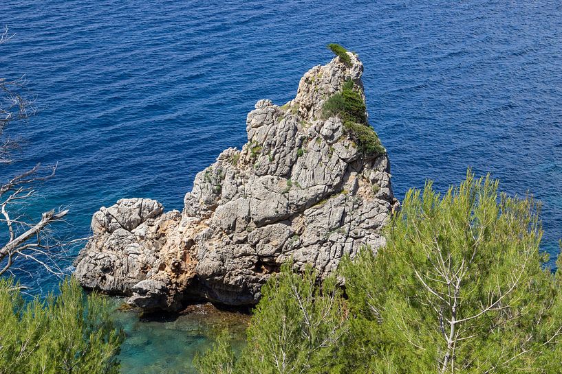 Kustlandschap voor het schiereiland La Victoria in Mallorca van Reiner Conrad