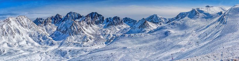 Berglandschap met skipistes en liften van Luc de Zeeuw