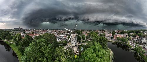 Panorama van molen met naderend onweer