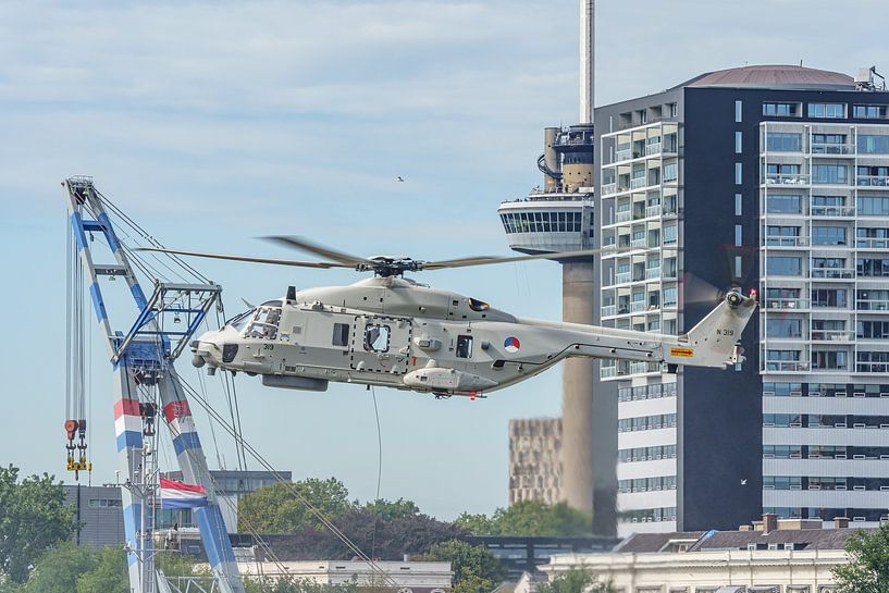 NH-90-Hubschrauber in Aktion während der Welthafentage 2018. von Jaap van den Berg