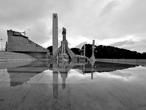 Spiegelbild der Revolution - Lissabon in Schwarz-Weiß von Carpe Diem