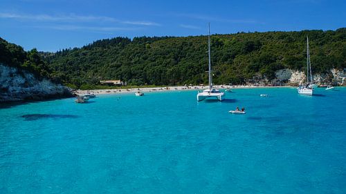 Voiliers sur l'eau turquoise paradisiaque de la baie de Corfou, en Grèce, en été.