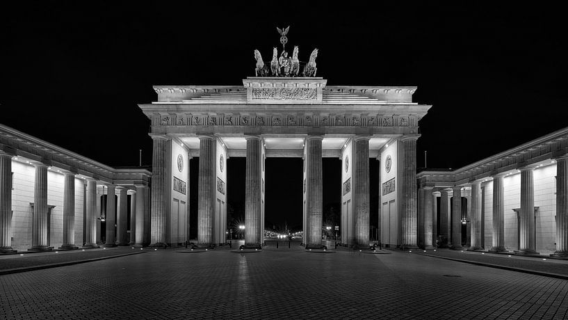 Night shot Brandenburger Tor in monochrome by Jenco van Zalk