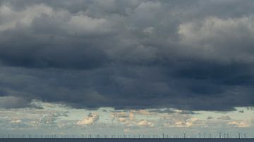 Windmolens voor de kust van Noord Wales van Fred Veenkamp