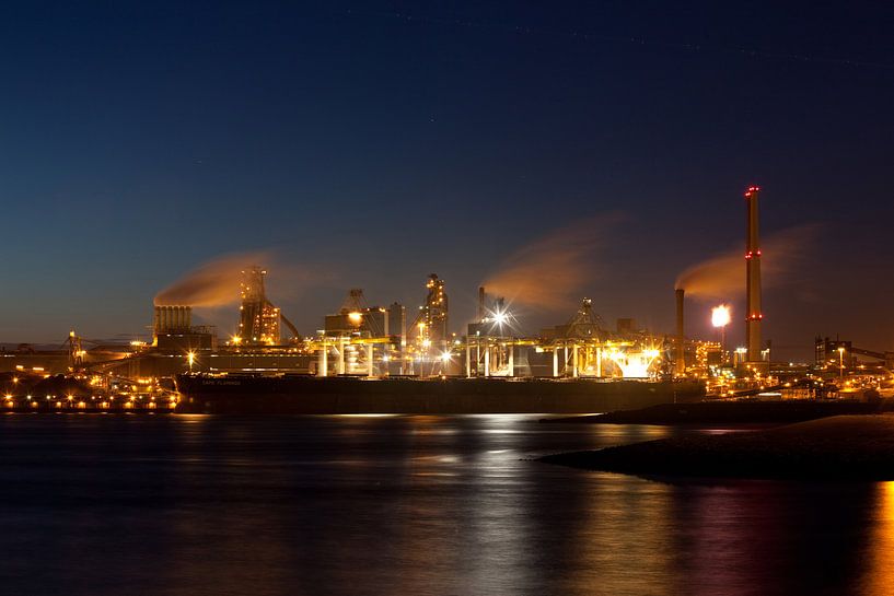 Tatasteel (Corus hoogovens) IJmuiden bij nacht van Arjan Groot