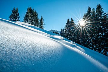 Winteruitzicht over de Hahnenkamm van Leo Schindzielorz