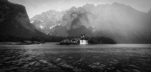 Mistige ochtend in de bergen