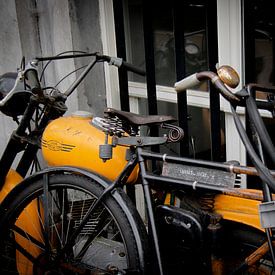 Amsterdam | Moto Jawa et vélo pour hommes Opoe sur Mark Zoet