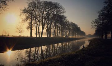 Sonnenaufgang entlang des Kanals