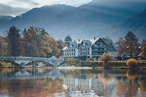 Nebliger Herbstmorgen am See - Bohinjsko jezero, Slowenien
