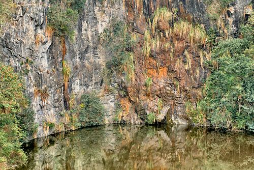 Verlaten granietgroeve  in Latijns-Amerika